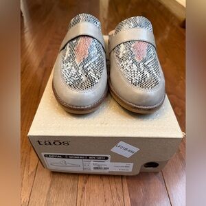 Taos Footwear Snake Print Dress Shoes - Gray and Orange